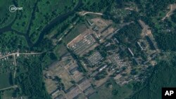 Imazhet e siguruara nga kompania “Planet Labs PLC” më 30 qershors, sugjerojnë ngritjen gjatë dy javëve të fundit, të tendave në një ish-bazë ushtarake jashtë qytetit Osipovichi, në Bjellorusi.
