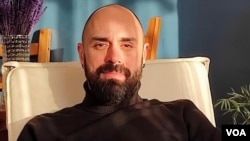 Ozgun Emre Koç, Zanayê Sîyasî