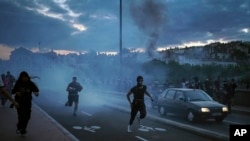 Qytetarët vrapojnë gjatë përplasjeve me policinë në qendër të Lionit, 30 qershor, 2023