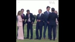 七国集团领导人观看意大利伞兵举各国国旗跳伞表演 