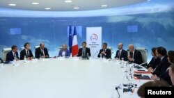 Presidenti francez Emanuel Macron dhe kryeministrja Elisabeth Borne marrin pjesë në mbledhjen urgjente të qeverisë pas protestave që kanë përfshirë Francën. 30 qershor, 2023.