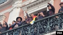 Presidente da Bolivia, Luis Arce, (com o braço no ar) y o vice-presidente, David Choquehuanca, na varanda da Casa Grande do Povo, 26 junho 2024