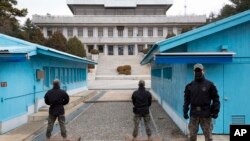 韩国军人在韩朝之间的板门店非军事区韩国一侧站岗。（资料照，2023年3月3日）