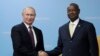 Président Vladimir Putin (G) ya Russie akutani na président Yoweri Museveni ya Uganda ntango ya likita Russie-Africa na Sochi, 23 sanza ya zomi 2019. (Photo by Mikhail METZEL / SPUTNIK / AFP)