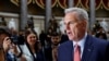 Kryetari i Dhomës së Përfaqësuesve Kevin McCarthy duke folur me gazetarët në Kapitol (24 maj 2023)