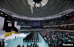 日本首相岸田文雄与日本天皇德仁与皇后雅子在东京出席纪念日本二战投降78周年仪式。。（2023年8月15日）