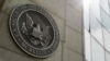 Знак Комиссии по ценным бумагам и биржам (SEC) США в штаб-квартире, в Вашингтоне.
