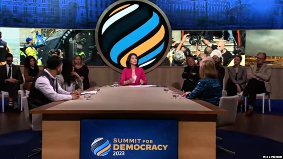 Demokratiya sammmitining bir qismi Gaagada o'tdi. Unda AQSh Global Media Agentligining rahbari Amanda Bennett ham ishtirok etdi. "Amerika Ovozi" va "Ozodlik" teleradiolari shu agentlik nazorati ostida. 30-mart, 2023. 