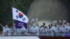 26일 프랑스 파리 센강에서 열린 2024 파리 올림픽 개회식에서 한국선수단이 탄 배가 지나가고 있다.
