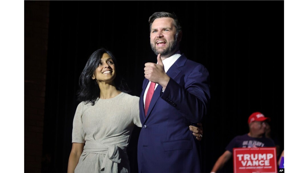 Donald Tramp vitse-prezidentlikka tanlagan J.D. Vens rafiqasi Usha Vens bilan Ohayo shtatidagi tadbirda, 22-iyul, 2024