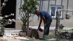 Dengbêjekî Serêkanîyê li Kampa Derbiderîyê Zarokan Fêrî Muzîkê Dike