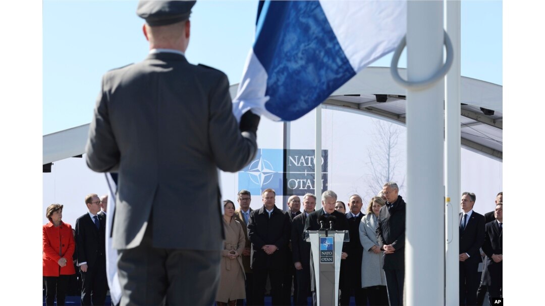 4-aprel, 2023: Finlyandiya Prezidenti Sauli Niinisto Bryusselda NATO qarorgohi oldida so'zlamoqda. Uning davlati bayrog'i endi a'zolar qatorida hilpirab turibdi.