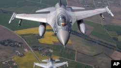 Фото для ілюстрації: португальські літаки F-16 патрулюють небо над країнами Балтії (AP Photo/Mindaugas Kulbis)