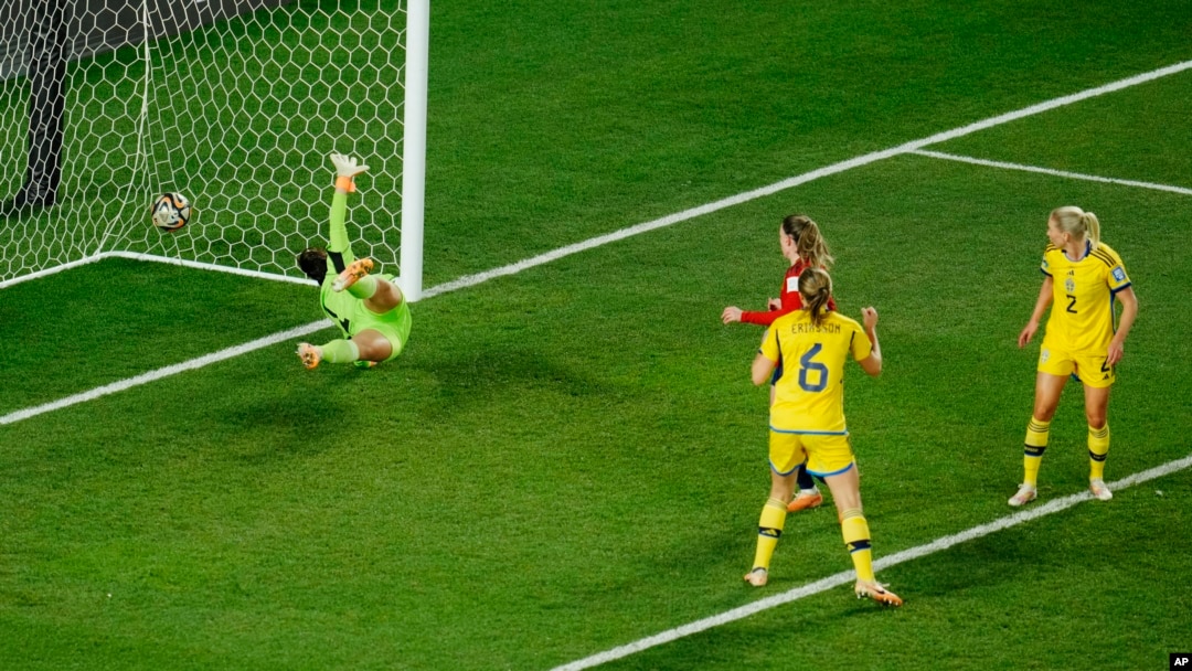Sweden's goalkeeper Zecira Musovic, left, fails to save a goal scored by Spain's Salma Paralluelo during the Women's World Cup semifinal soccer match between Sweden and Spain at Eden Park in Auckland, New Zealand, Aug. 15, 2023. 