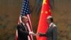 中共中央外事工作委员会办公室主任王毅在北京雁栖湖与到访的美国白宫国家安全顾问杰克·沙利文握手。（2024年8月27日）