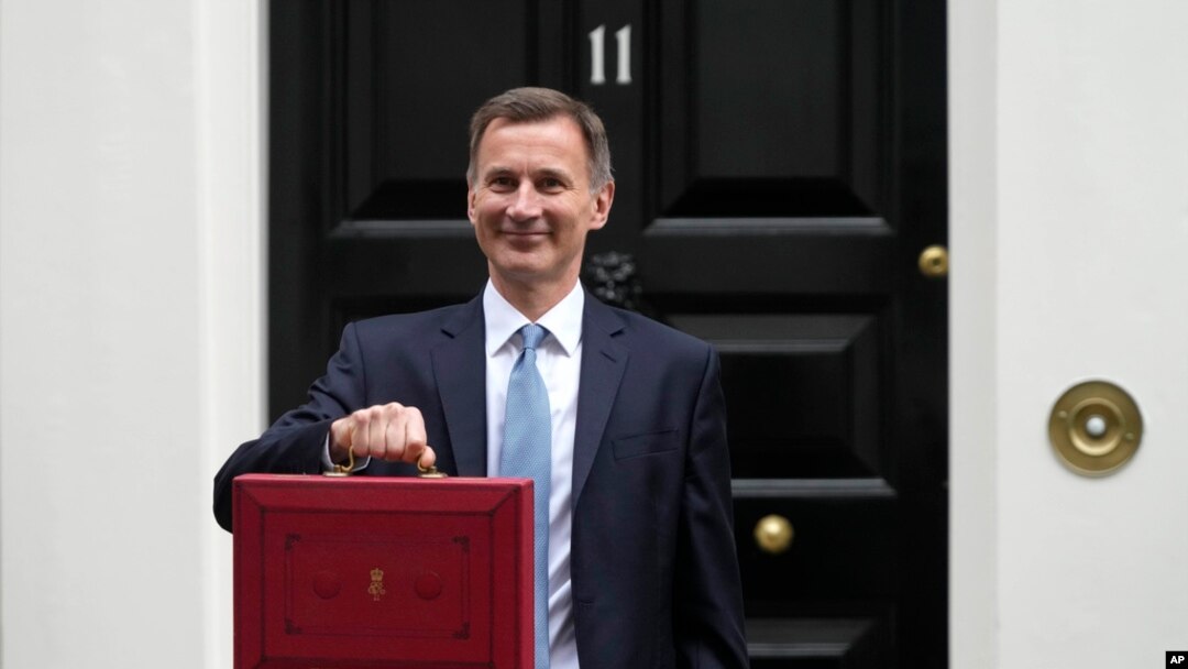 Britain's Chancellor of the Exchequer Jeremy Hunt poses for the media with his traditional Red ministerial box as he leaves 11 Downing Street for the House of Commons to deliver the Budget in London, March 15, 2023.