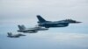 인도태평양 지역에서 5개국이 참가 중인 공중연합훈련에서 미 해군의 그라운러(Boeing EA-18G Growler)와 일본 항공자위대의 F-2(Mitsubishi F-2) 전투기가 비행을 하고 있다.