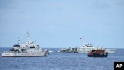 2023年8月22日,一艘菲律宾海警船和物资补给船试图闯过中国海警船在阿云金浅滩(中国称仁爱礁,国际上称Second Thomas Shoal“第二托马斯浅滩”)划定的警戒线。当时有一架美国海军飞机在该海域上空盘旋,两艘菲律宾海军所属的船只试图突破中国海警船的封锁。双方动作危险,剑拔弩张。