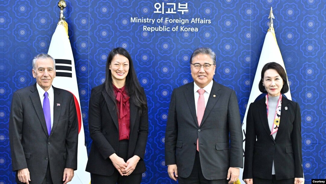 줄리 터너(왼쪽 두번째) 미 국무부 북한인권특사가 16일 박진(오른쪽 두번째) 한국 외교부 장관과 서울 시내 청사에서 회동하고 있다. 맨 왼쪽은 필립 골드버그 주한 미국대사, 맨 오른쪽은 이신화 한국 북한인권국제협력대사. (한국 외교부 제공)