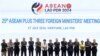 27일 라오스 비엔티안 국립컨벤션센터에서 열린 아세안(ASEAN)+3외교장관회의에서 외교 정상들이 손을 맞잡고 기념 촬영을 하고 있다.