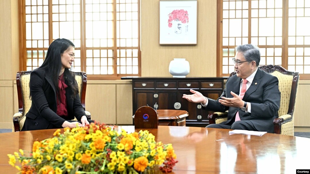 줄리 터너(왼쪽) 미 국무부 북한인권특사가 16일 박진 한국 외교부 장관과 서울 시내 청사에서 회동하고 있다. (한국 외교부 제공)