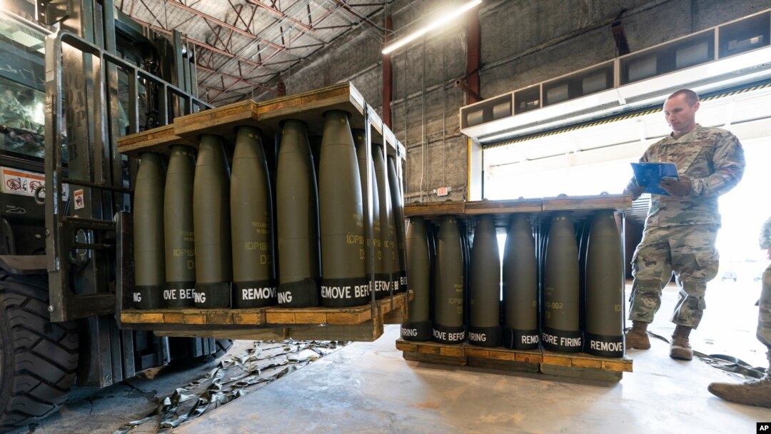미국 델라웨어주 도버 공군기지에서 우크라이나에 보낼 155mm 포탄을 부사관이 점검하고 있다. (자료사진)