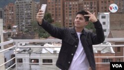 正在录制TikTok视频的网红何塞·拉米雷斯(José Ramírez)