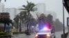 Miembros de la Guardia Nacional patrullan por una calle inundada durante los fuertes vientos y lluvias causados por el huracán Beryl, en Cancún, México.