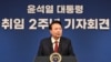 9일 윤석열 한국 대통령이 한국 용산 대통령실에서 취임 2주년 기자회견 중 기자의 질문에 답변을 하고 있다.