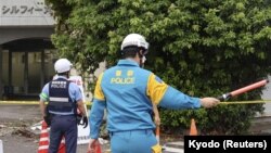2024년 8월 8일 일본 남서부 미야자키에서 발생한 지진으로 파손된 건물 주변을 경찰이 통제하고 있다.