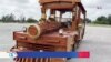 Un tren de madera recorre las calles de Miami repartiendo nostalgia y alegría