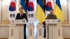 윤석열 한국 대통령이 15일 우크라이나 수도 크이우를 방문하고 볼로디미르 젤렌스키 대통령과 회담에 이어 공동 기자회견을 했다.