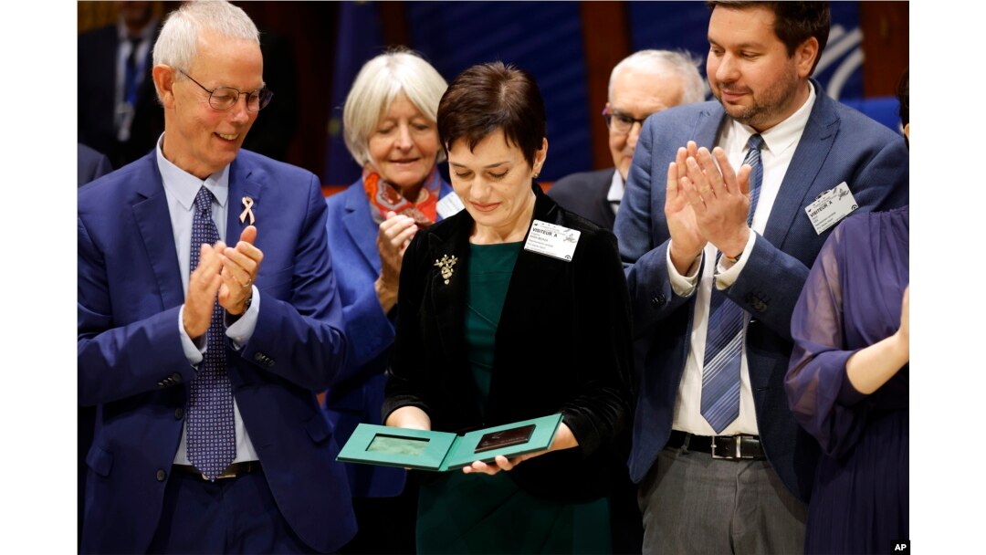 Evgenia Kara-Murza, center, wife of Russian opposition activist, Vladimir Kara-Murza, holds the the Vaclav Havel Human Rights Prize won by his husband, awarded at the Parliamentary Assembly of the Council of Europe in Strasbourg, eastern France, Oct. 10, 2022.