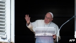 El papa Francisco saluda desde la ventana del Palacio Apostólico durante la oración semanal del Ángelus el 2 de octubre de 2022 en el Vaticano.