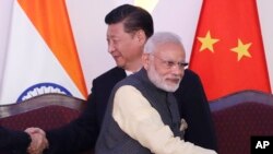 印度总理莫迪2016年10月16日在印度果阿召开的金砖国家峰会上同各成员国领导握手。美联社资料照。