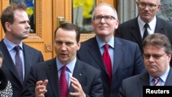 Poland's FM Radoslaw Sikorski (2nd L), with other EU diplomats in Kiev, April 25, 2013