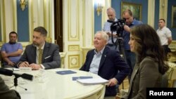 Фото: сенатор США Ліндсі Грем під час зустрічі з українським президентом Володимиром Зеленським 26 травня 2023 року в Києві. Фото Офісу президента України, роздатковий матеріал Reuters.