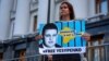 Дружина ув'язненого фрілансера проекту Радіо Свобода Крим.Реалії Владислава Єсипенка Катерина біля Офісу президента України, Київ, липень 2021. Фото: Олександра Сурган (RFE/RL)