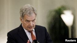 Президент Финляндии Саули Ниинистё выступает на пресс-конференции в Хельсинки, 25 февраля 2022 года