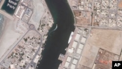 Në këtë imazh satelitor të Planet Labs PBC shfaqet jahti në portin e emirateve (12 maj 2022)