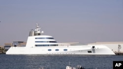 Jahti 118 metra i gjatë që i përket oligarkut rus Andrey Melnichenko i ankoruar në portin e Ras al-Khaimah, Emiratet e Bashkuara Arabe (31 maj 2022).