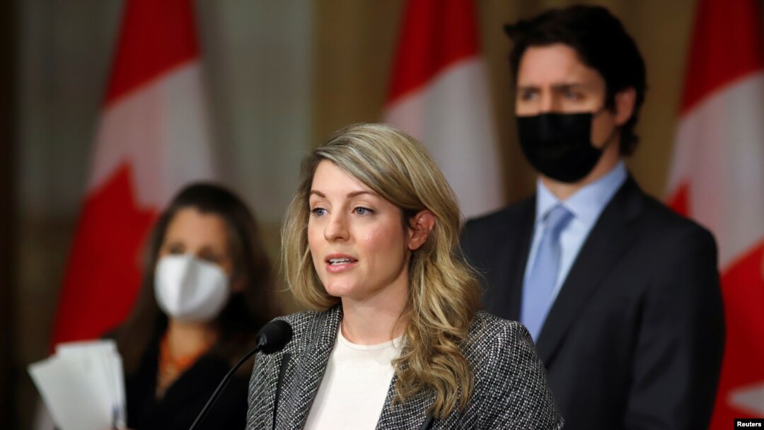 Foto Achiv: Minis Afe Etranje Kanada a Melanie Joly pandan yon konferans pou lapres ak Premye Minis Justin Trudeau nan Ottawa, Ontario, Kanada, 22 Fevriye 2022.