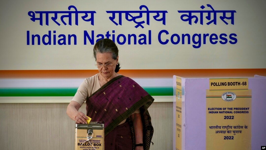 India’s main opposition Congress party’s interim president Sonia Gandhi casts her vote during the election for the party president in New Delhi, India, Oct.17, 2022. 