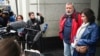 Dmitry Muratov, "Novaya Gazeta" muxbiri Rossiya Oliy sudi oldida matbuot bilan gaplashmoqda. Kremlni savolga tutgan gazeta sud qarori bilan yopilgan. Moskva, 15-sentabr, 2022 