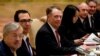 美国贸易代表罗伯特·莱特希泽(中)、财政部长斯蒂文·姆努钦(左二)和中国贸易代表2019年2月14日在北京钓鱼台国宾馆贸易谈判开幕式前入座。