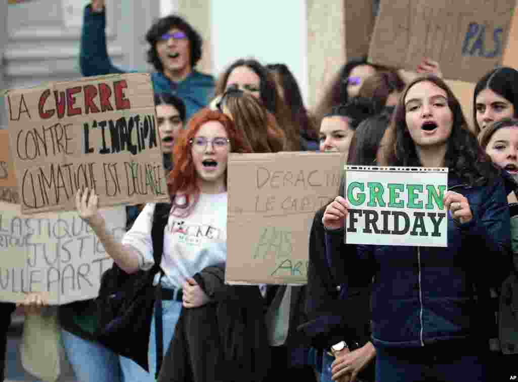 Jóvenes protestan contra el Viernes Negro, en Bayona, suroeste de Francia. El cartel a la izquierda dice &quot;La guerra contra la inacción climática está comprometida&quot;. Algunos legisladores franceses quieren prohibir las ventas del Black Friday, el evento de ventas posterior al Día de Acción de Gracias que se ha transformado en un fenómeno global.