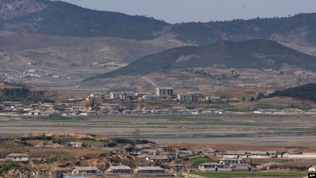 한국 강화도에서 휴전선 너머로 바라본 북한 마을.
