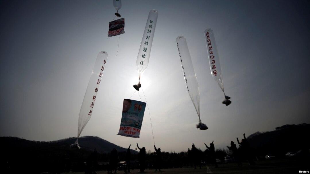 지난 2014년 1월 한국 파주에서 탈북민들이 북한으로 전단을 날리고 있다.