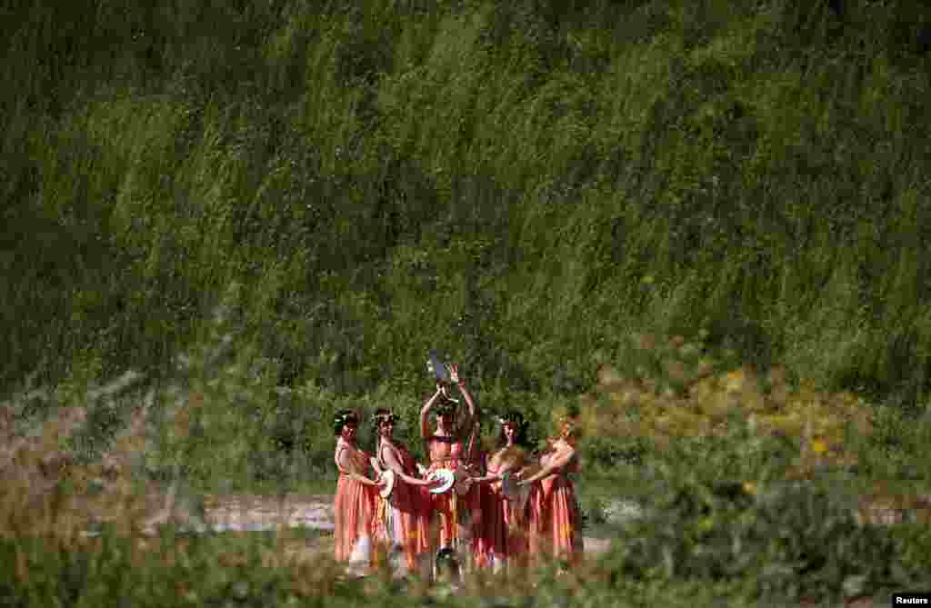 Members of the Gruppo Storico Romano (Roman Historical Group) dressed as dancers "Ninfe Nereidi" perform at Circus Maximus to mark the anniversary of the founding of Rome, Italy.