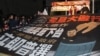 游行队伍头阵抵达政府总部会场(美国之音海彦拍摄)